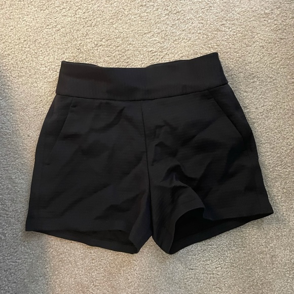 Lululemon size 4 Structured Short Black - Picture 2 of 3